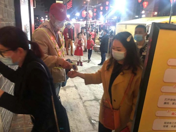 1613718751580989.jpg 南昌市政建設(shè)集團(tuán)春節(jié)守護(hù)萬壽宮歷史文化街區(qū)6004.jpg