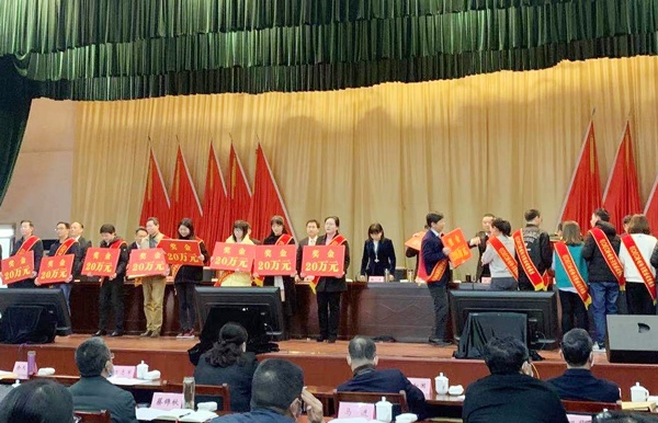 1615427437108054.jpg 南昌市政建設(shè)集團(tuán)獲青山湖區(qū)2020年度企業(yè)納稅貢獻(xiàn)超千萬元獎(jiǎng)6002.jpg