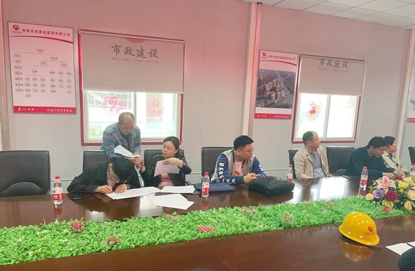 1619573080372428.jpg 南昌市安監(jiān)站評優(yōu)小組蒞臨桃花南路安置房項目進(jìn)行創(chuàng)建安全文明標(biāo)準(zhǔn)化示范工地初評6002.jpg