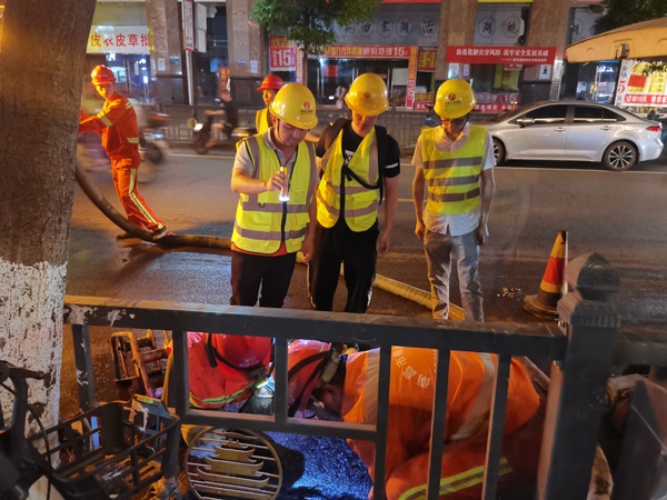 1620899206859289.jpg 南昌市政建設集團污水全收集項目部進行清淤及機器人管道檢測6001.jpg