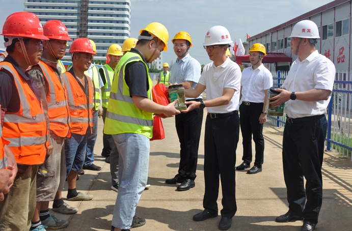 1627272003319211.jpg 南昌市政公用集團鄭學平到工程建設(shè)一線送清涼6910.jpg