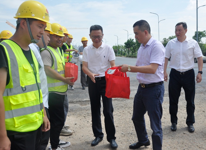 1627272012490852.jpg 南昌市政公用集團鄭學平到工程建設(shè)一線送清涼6912.jpg