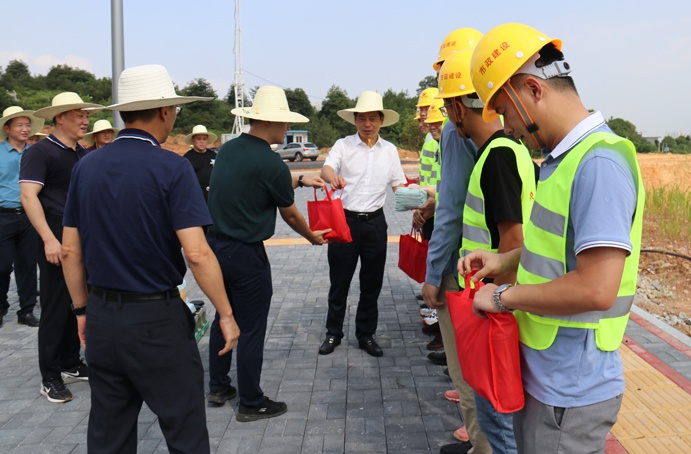 1627616628859016.jpg 市政公用集團(tuán)萬(wàn)義輝視察綠色建筑產(chǎn)業(yè)園6913.jpg