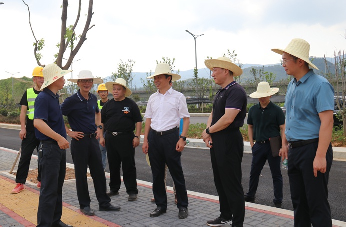 1627616643453492.jpg 市政公用集團(tuán)萬(wàn)義輝視察綠色建筑產(chǎn)業(yè)園6912.jpg