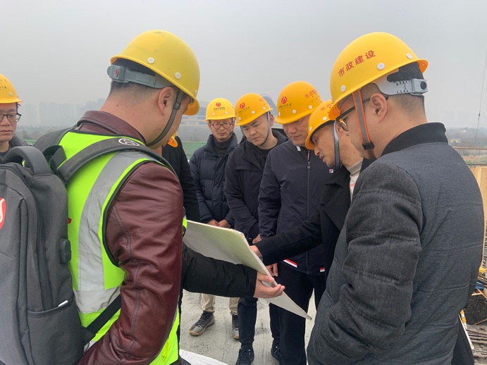 1641258741436599.jpg 南昌市政建設(shè)集團赴項目一線開展元旦慰問6911.jpg