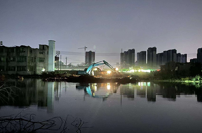 1649292878166774.jpg 清明假期 他們堅守項目建設(shè)一線3.jpg