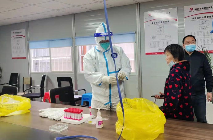 1649900710658695.jpg 各項(xiàng)目部開展全員核酸檢測6912.jpg