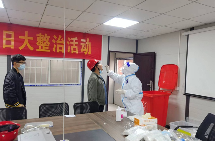 1649900716280249.jpg 各項(xiàng)目部開展全員核酸檢測6913.jpg