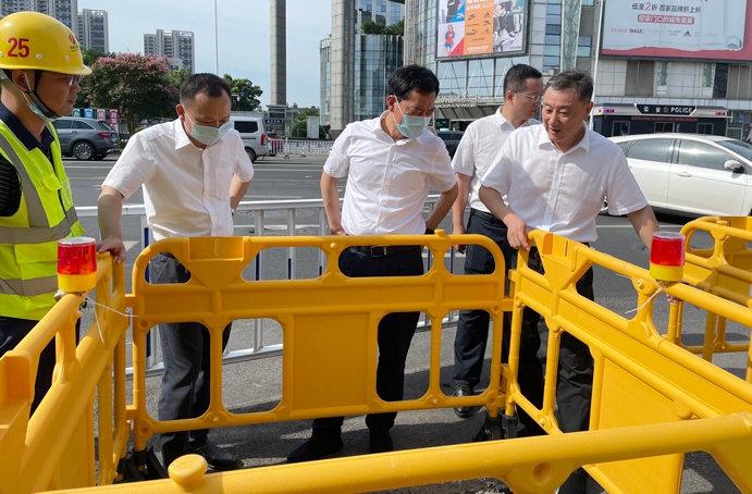 市政公用集團黨委副書記總經(jīng)理萬義輝到南昌市窨井蓋專項整治項目現(xiàn)場檢查指導(dǎo) 市政公用集團黨委副書記總經(jīng)理萬義輝到南昌市窨井蓋專項整治項目現(xiàn)場檢查指導(dǎo)