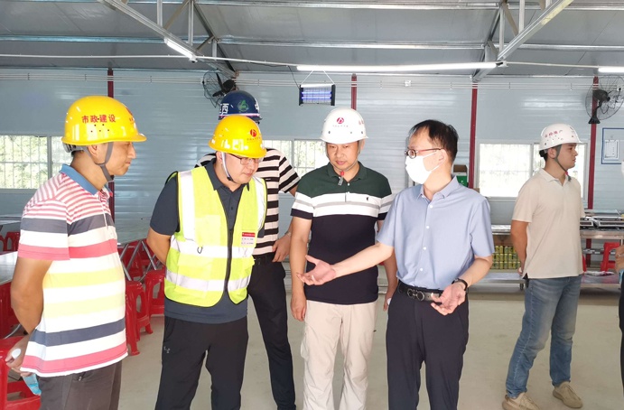 市政公用集團(tuán)安監(jiān)部部長(zhǎng)熊新國(guó)到市政公用城三期項(xiàng)目檢查指導(dǎo)安全生產(chǎn) 市政公用集團(tuán)安監(jiān)部部長(zhǎng)熊新國(guó)到市政公用城三期項(xiàng)目檢查指導(dǎo)安全生產(chǎn)