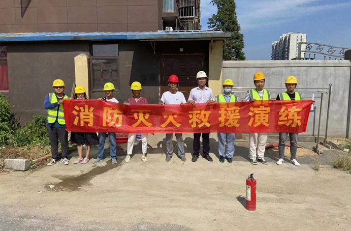 青山湖區(qū)安置房周邊道路項目部聯(lián)合建設單位及監(jiān)理單位開展消防滅火應急救援演練 青山湖區(qū)安置房周邊道路項目部聯(lián)合建設單位及監(jiān)理單位開展消防滅火應急救援演練