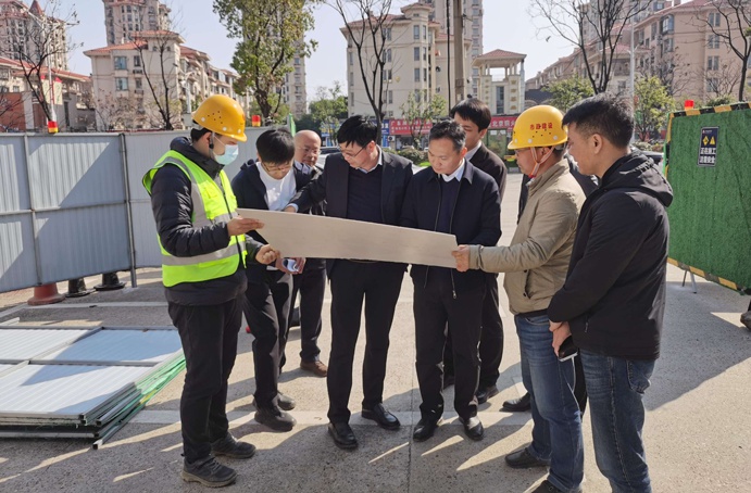 青山湖區(qū)委副書記、區(qū)長(zhǎng)楊育星深入利民路項(xiàng)目調(diào)研