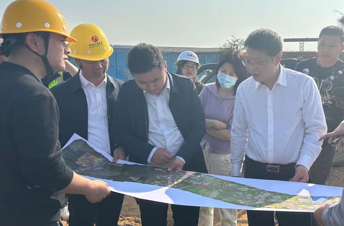 市政公用集團(tuán)劉順保到朱橋東路項(xiàng)目、昌東三路項(xiàng)目、秦坊安置房項(xiàng)目調(diào)研