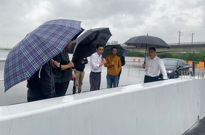 徐旭前往南昌縣河洲路項目、小藍大道快速化項目調(diào)研pg