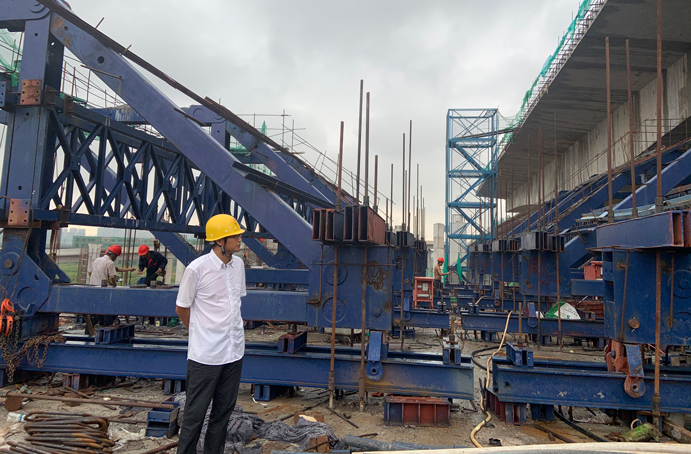 五一勞動(dòng)獎(jiǎng)?wù)芦@得者項(xiàng)目黨支部書(shū)記、副總工程師周天奇