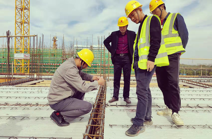 五一勞動(dòng)獎(jiǎng)?wù)芦@得者項(xiàng)目黨支部書(shū)記、副總工程師周天奇