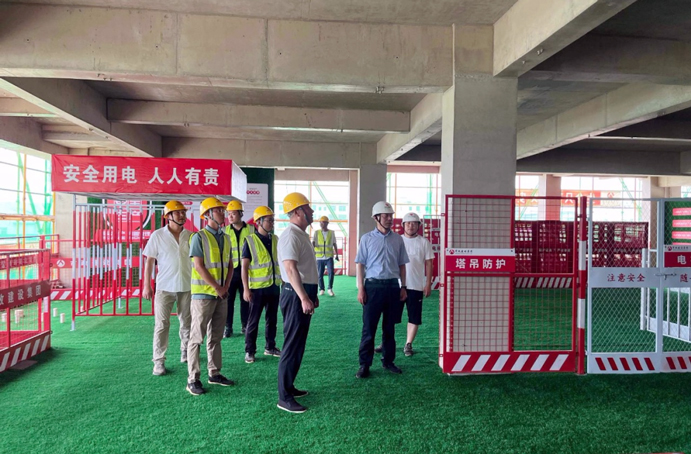 市政公用集團黨委副書記總經(jīng)理萬義輝到新建區(qū)職業(yè)技術(shù)學校新校區(qū)建設(shè)項目調(diào)研 市政公用集團黨委副書記總經(jīng)理萬義輝到新建區(qū)職業(yè)技術(shù)學校新校區(qū)建設(shè)項目調(diào)研