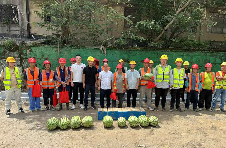 南昌市政建設(shè)集團(tuán)開(kāi)展夏日送清涼慰問(wèn)活動(dòng) 南昌市政建設(shè)集團(tuán)開(kāi)展夏日送清涼慰問(wèn)活動(dòng)