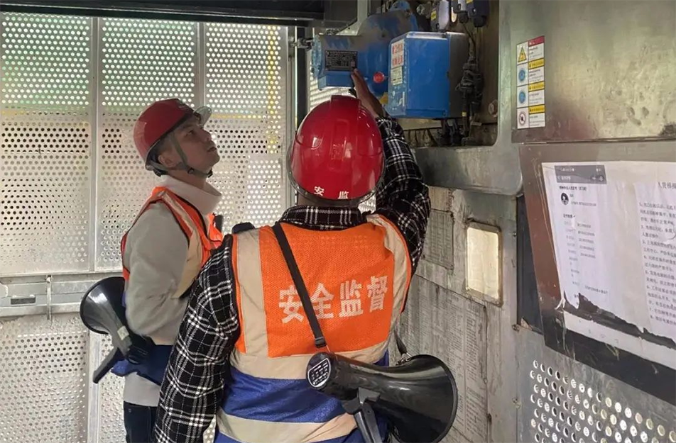 應對低溫雨雪冰凍天氣 市政建設人在行動 應對低溫雨雪冰凍天氣 市政建設人在行動