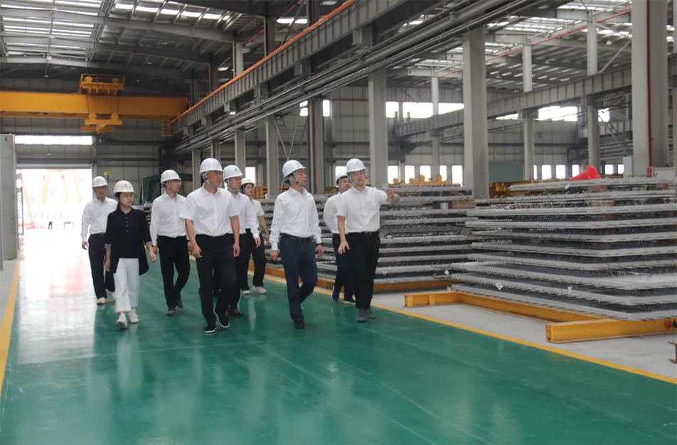 市政公用集團(tuán)黨委書記、董事長(zhǎng)萬義輝到市政綠色建材科技產(chǎn)業(yè)園調(diào)研指導(dǎo)投產(chǎn)前工作