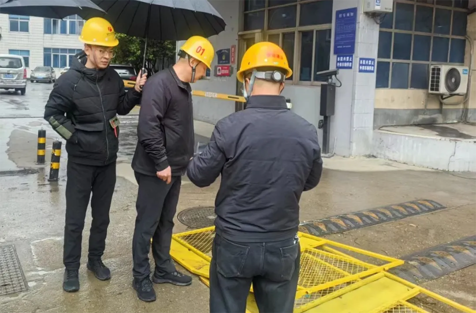 徐旭調(diào)研南昌縣小藍(lán)大道、青云譜污水接駁工程｜施工進(jìn)度與安全文明管理