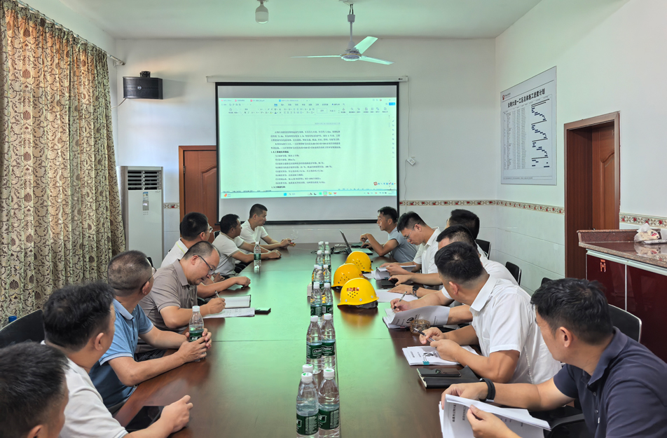 云翔大道項(xiàng)目瀝青攤鋪技術(shù)交底會(huì) | 白曉偉強(qiáng)調(diào)原材料質(zhì)量與過(guò)程安全管控
