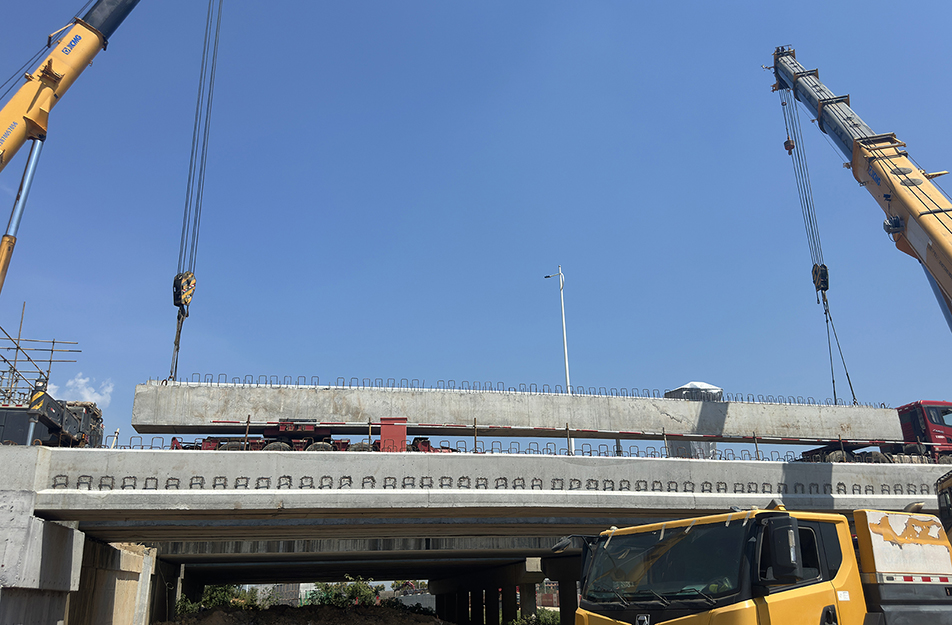 深南互通立交項(xiàng)目啟動預(yù)制空心板梁吊裝 25米梁體完成首件架設(shè)