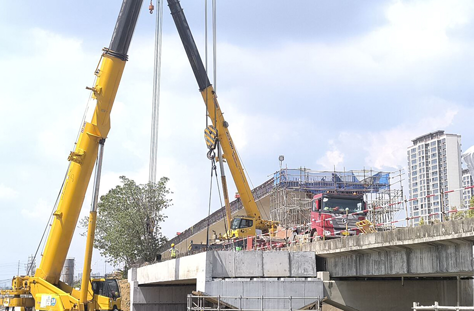 深南互通立交項(xiàng)目啟動預(yù)制空心板梁吊裝 25米梁體完成首件架設(shè)
